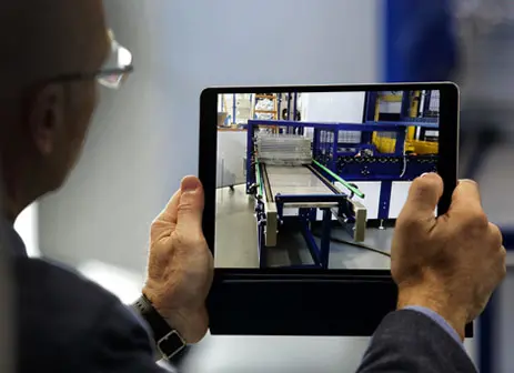 Persona analizando maquinaria fregadora industrial en una tablet
