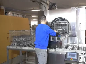 operario de máquinas de limpieza industrial trabaja